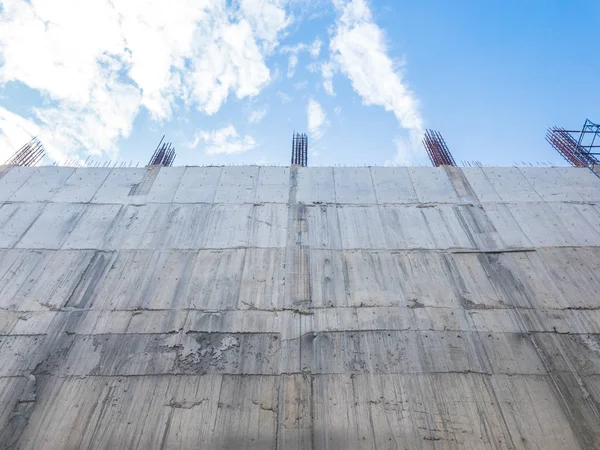 Looking up at grunge concrete construction wall at building up t — Stock Photo, Image