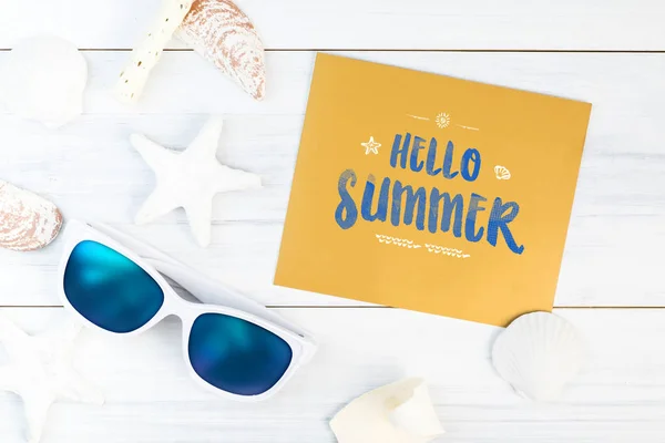 Hej sommar ordet på guld papper kort vit sommar strand accessor — Stockfoto