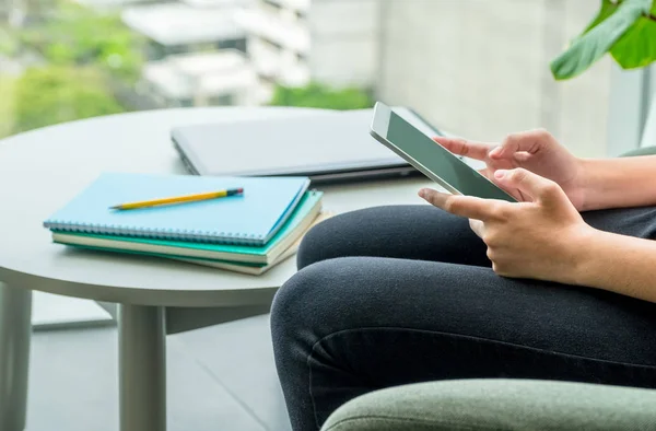 Primo piano mano della donna seduta e toccare lo schermo vuoto del tablet — Foto Stock