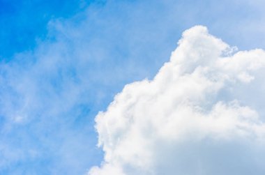 mavi gökyüzüne bakarken