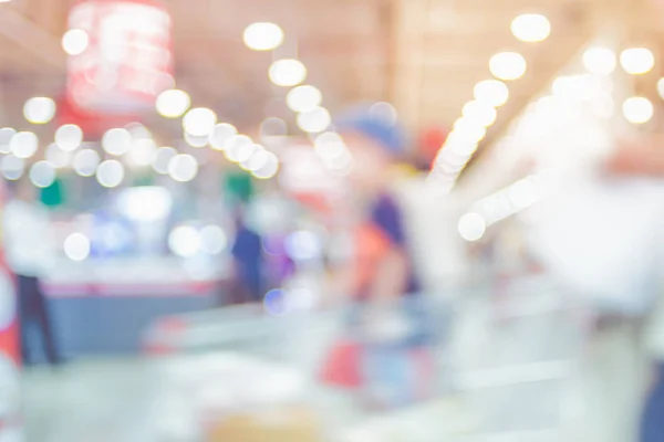Fundo borrado de compras de clientes na loja de supermercados blu — Fotografia de Stock