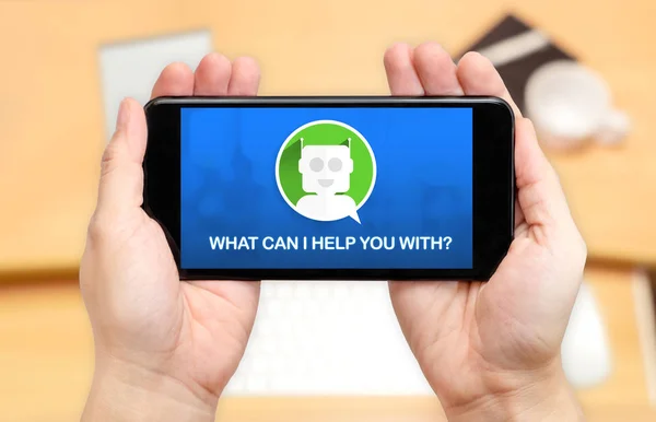 İki el holding cep telefonu sohbet bot ile izliyor ve ne ca