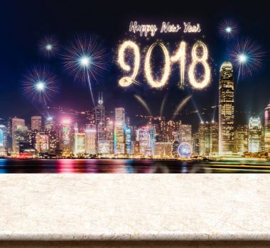 Mutlu yeni yıl 2018 fireworks cityscape boş ile gece üzerinde