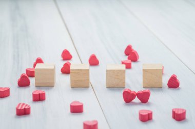 Yığın boş ahşap küp beyaz r mini kırmızı kalp grup ile