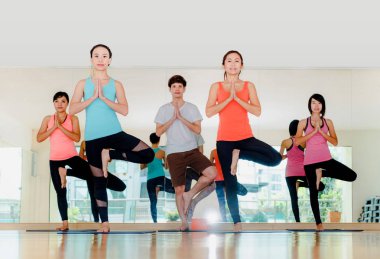Stüdyo Oda, bir grup insan ağaç poz ve na yoga sınıfında