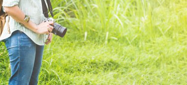 Kadın backpacker Gezgin gr yama içinde kamera ayakta tutan