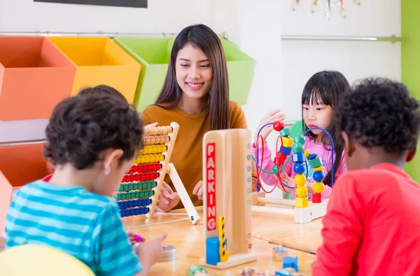Asyalı kadın öğretmen öğretim karma yarış çocuk oyun oyuncak classr içinde