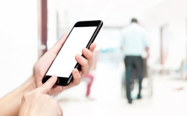 Yardım'ı tıklatın hareket eden telefon ile hastane arka plan bulanıklık hastaya