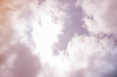 Güzel mavi gökyüzü güneş ışını ile ve bulutlu ararken, doğa geri