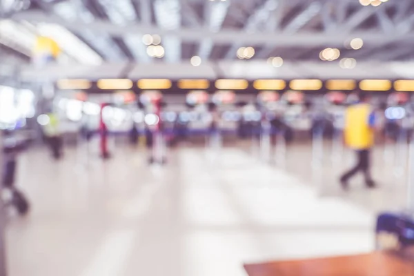 Rozmazané pozadí, cestující se zavazadly na terminál odletu C — Stock fotografie