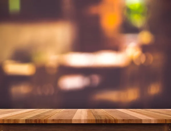 Leerer brauner Holztisch und verschwommenes Restaurant-Bokeh-Licht zurück — Stockfoto