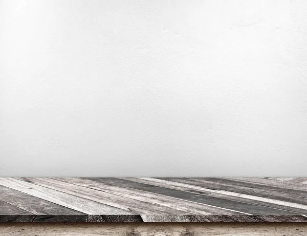 Tampo de mesa de madeira diagonal grunge vazio com concreto da casa branca w — Fotografia de Stock