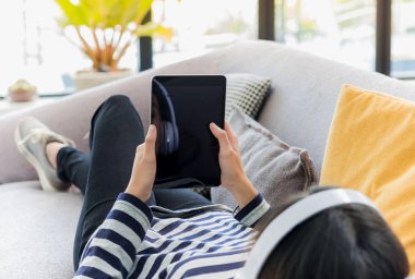 Yakın tablet bilgisayar boş ekranda genç kız ile keyfini çıkarın