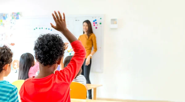 African American etnicitet kid hand upp för svaret frågan om te — Stockfoto