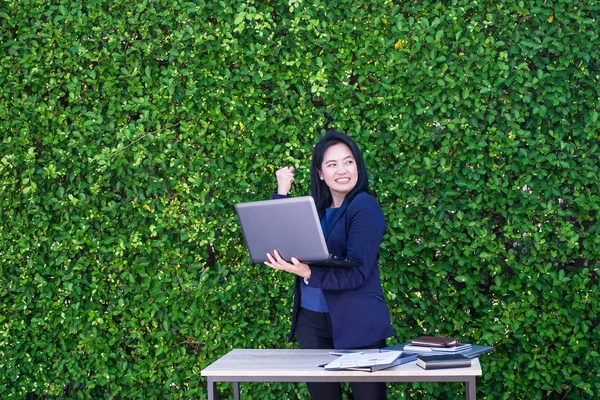 Affärskvinna arm upp till firar business plan framgång utanför — Stockfoto