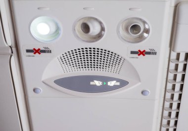 Emniyet kemeri işareti ve uçak ışık