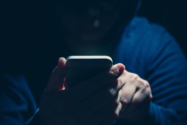 Hareket eden telefon içinde internet kesmek kullanarak kukuletalı siber suç hacker