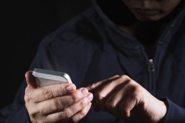 Hareket eden telefon içinde internet kesmek kullanarak kukuletalı siber suç hacker