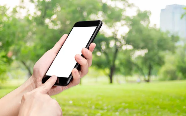 Hand click mobile phone with blur gree tree at park background b — Stock Photo, Image