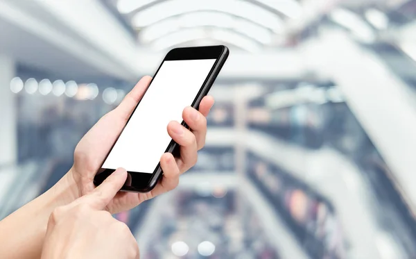 Kézzel kettyenés mozgatható telefon-val blur store bokeh háttérfény, W — Stock Fotó