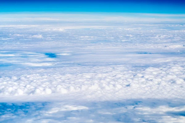 青い空と雲頂自然れたら飛行機の窓からの眺め — ストック写真