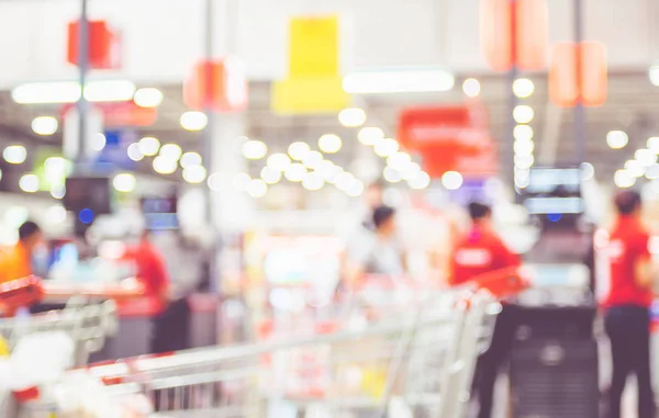 Müşterinin süpermarket mağaza blu adlı alışveriş arka plan bulanık — Stok fotoğraf