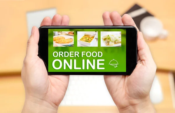 Смотреть, как две руки держат мобильный телефон с едой для заказа онлайн Во — стоковое фото