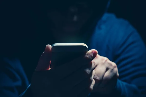 Hareket eden telefon içinde internet kesmek kullanarak kukuletalı siber suç hacker