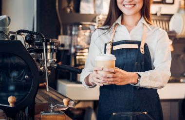 Kahve almak uzakta Kupası Asyalı kadın sahibi barista ile yakın çekim 