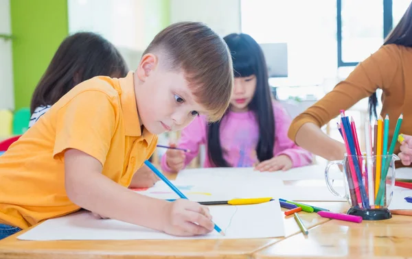 유치원 아이 들 테이블에 흰 종이에 수채화 그리기 — 스톡 사진