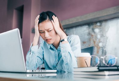 Asya işkadını kapak yüzü ile el ve hissediyorum d vurguladı