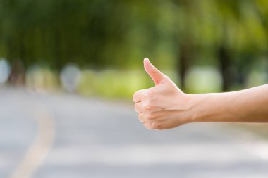 Kadın el kırsal Road forest yakınındaki otostop kapatın,