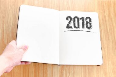 El holding açık defter 2018 yeni yıl ile ahşap t üzerinde yatıyordu