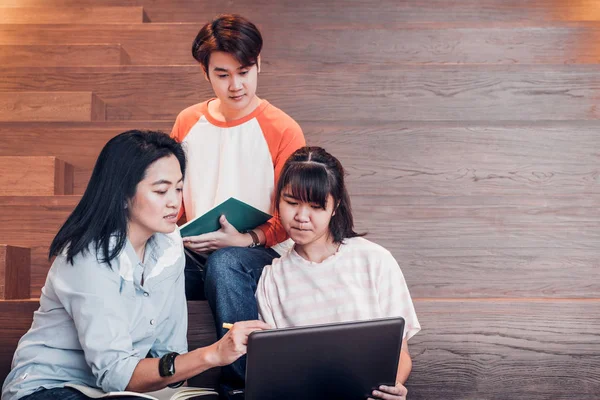 Grupper av asiatiska tonåriga elever som använder bärbar dator studerar — Stockfoto
