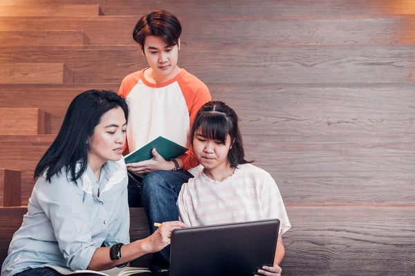 Grupos de estudiantes adolescentes asiáticos usando computadora portátil estudiando —  Fotos de Stock