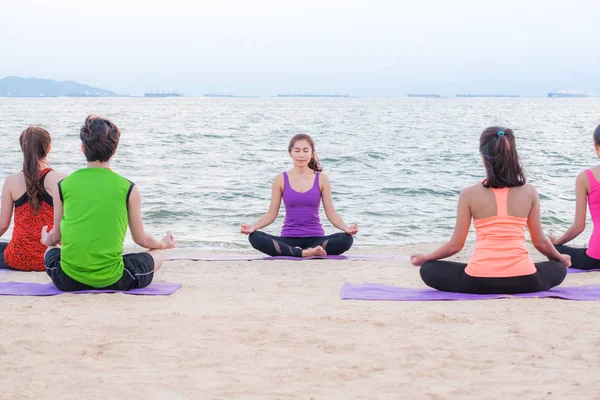 Yoga eğitim sınıf deniz Beach deki akşam günbatımı, peo grup