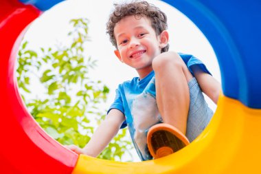 çocuk çocuk çocuk tırmanma oyuncak okulda oynamak için eğleniyor 