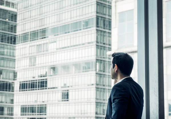 Ofis pencere office boğa, yakın cep telefonuyla işadamı