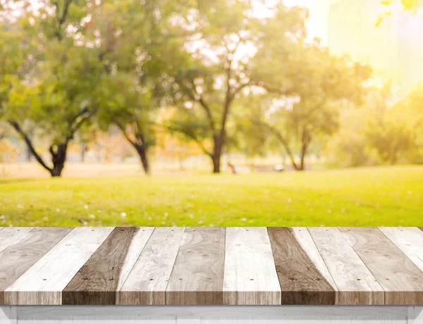 Vieille table en planche de bois rustique vide avec arbre de forêt floue avec — Photo