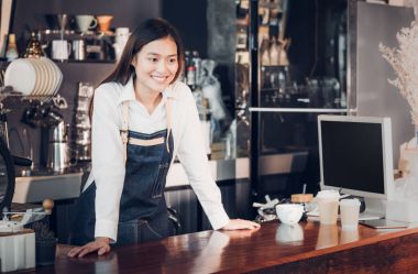 Asyalı kadın barista aşınma jean önlük yer elini sayaç b