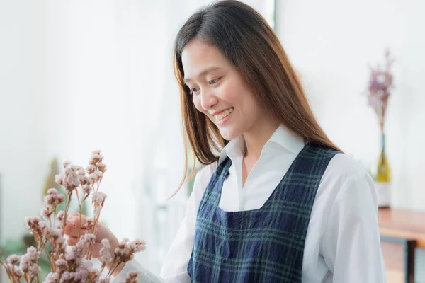 Азіатські жінки флорист зосереджена на прикрасити квітка на в Ваза — стокове фото