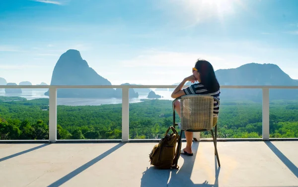 Jeune voyageur femme sac à dos assis à la chaise et profiter d'un — Photo