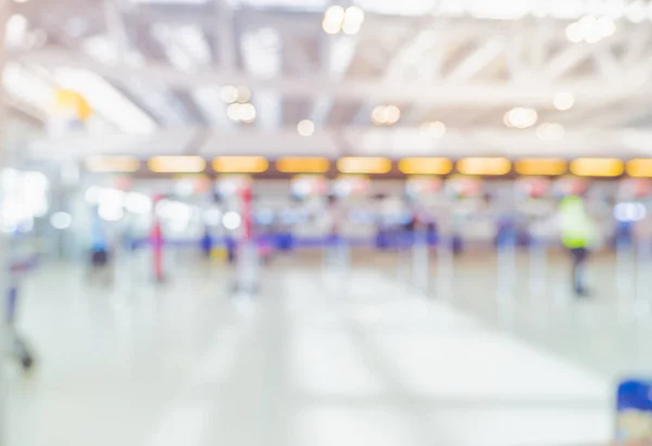 Fondo borroso, Viajero con equipaje en la Terminal Salida C — Foto de Stock