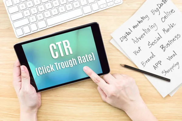 Hand met tablet met Ctr (Click trough rate) word op het scherm — Stockfoto