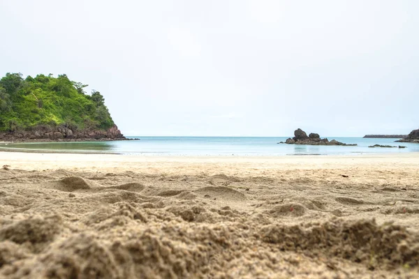 Vicino alla spiaggia di sabbia sul lato della costa del mare, scena del paesaggio estivo — Foto Stock