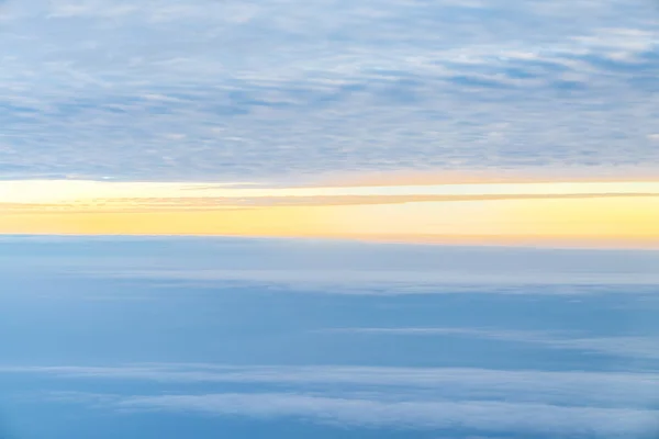 Nézd naplemente, ég és zavaros repülőgép ablakból, amikor repül — Stock Fotó