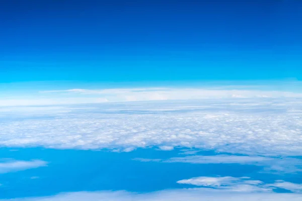 Céu azul e nuvem Vista superior da janela do avião, Natureza backgrou — Fotografia de Stock