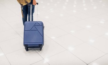 Asyalı kadın yolcu bavul Havaalanı terminal, trave holding