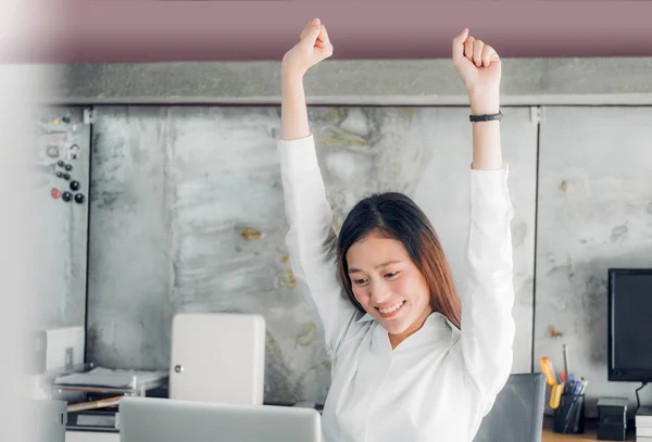 Asiática mujer de negocios levantar brazo hasta estiramiento en frente de escritorio fro —  Fotos de Stock