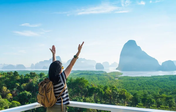 Felice giovane viaggiatore donna zaino in spalla braccio alzato al cielo godere — Foto Stock